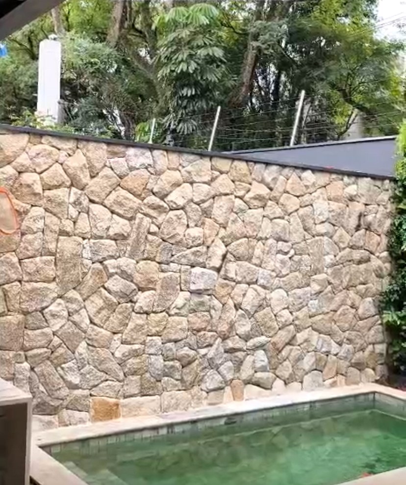 Muro de pedra natural em piscina