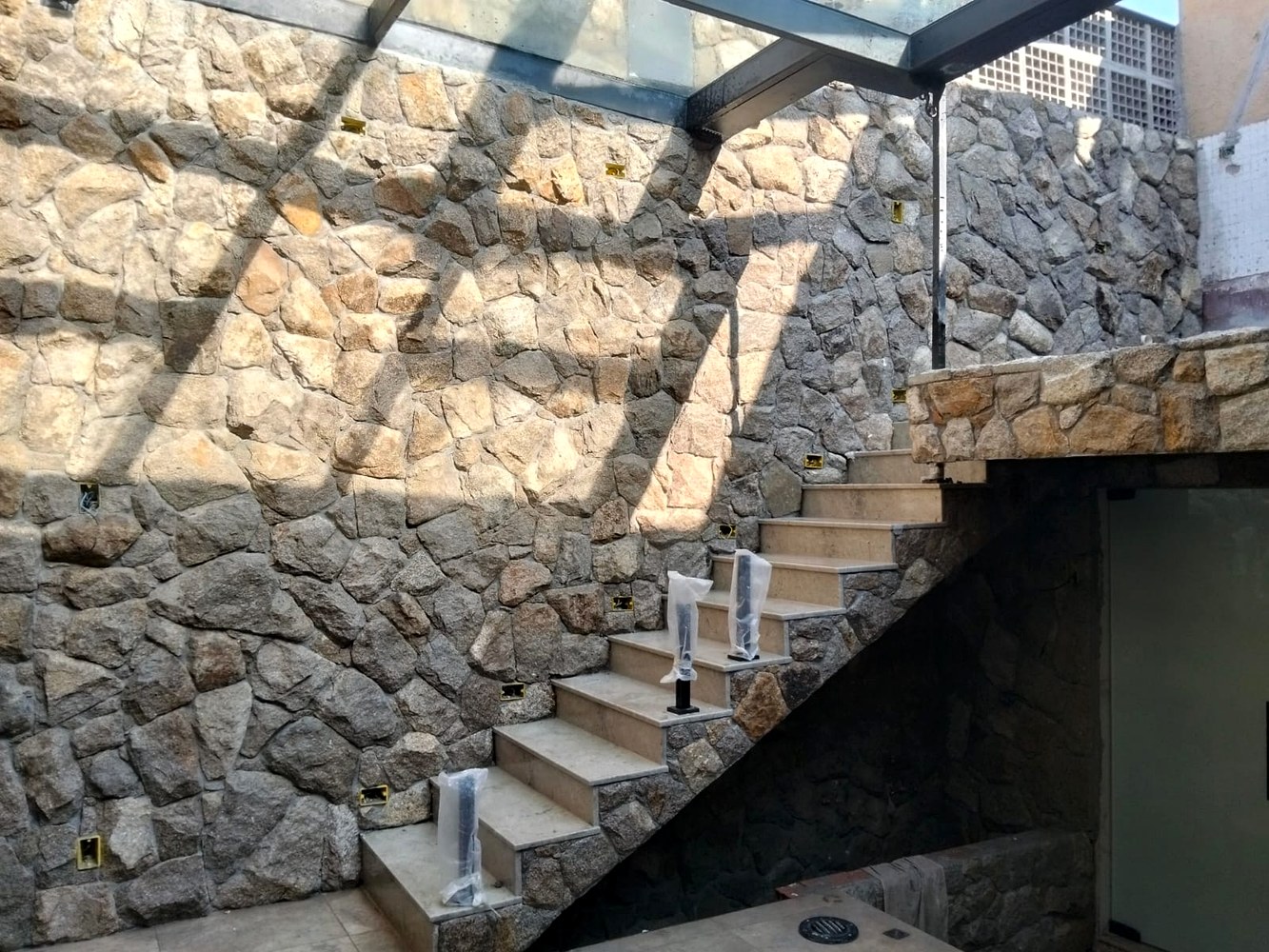 Escadas e muro com pedra natural